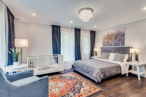 Ένα ή περισσότερα κρεβάτια σε δωμάτιο στο Large Estate with Luxury Collection of Amenities