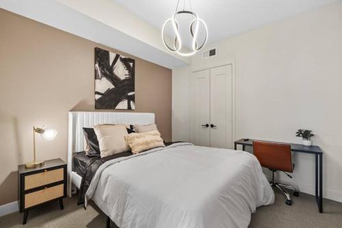 Un dormitorio con una cama, un escritorio y una silla. en Luxury & Modern Irvine Apt, en Santa Ana