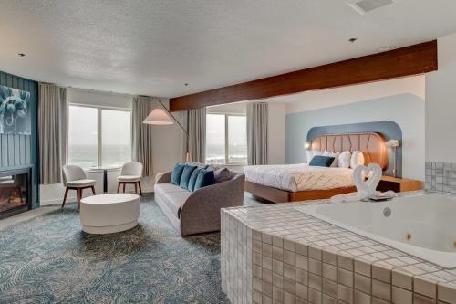 Habitación de hotel con cama y bañera en Adobe Resort en Yachats