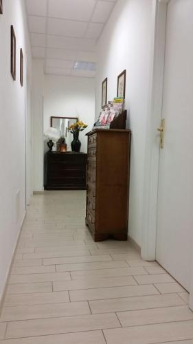 a hallway with a wooden dresser in a room at Hotel Niagara in Caselle Torinese