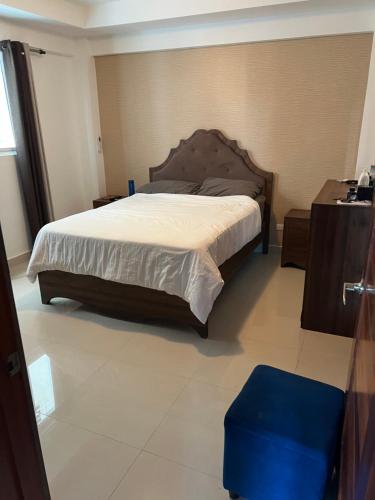 1 dormitorio con 1 cama grande y vestidor en Apartamento en Vista Hermosa, Santo Domingo Este, en Cancino