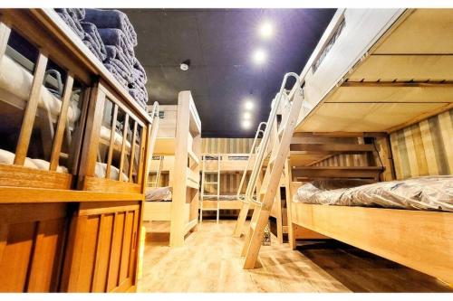 a room with multiple bunk beds in a room at e-house第二ビル in Tokyo