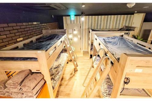 a room with three bunk beds in a room at e-house第二ビル in Tokyo