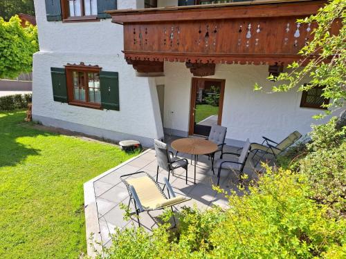 une terrasse avec une table et des chaises dans une maison dans l'établissement RELAX, à Ebensee