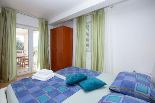 Postel nebo postele na pokoji v ubytování Apartment Rogoznica 17129b