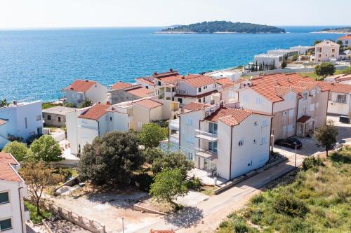 Apartments by the sea Rogoznica - 17129