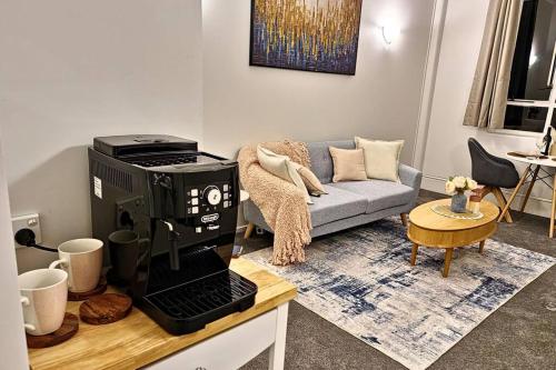 Un pat sau paturi într-o cameră la Heritage Luxe Retreat on Queens