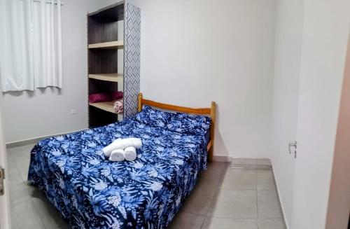 ein Schlafzimmer mit einem Bett mit einem Teddybär drauf in der Unterkunft Casa 2km do Hospital Angelina Caron e a 15min de Curitiba in Campina Grande do Sul