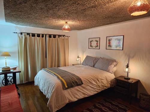 1 dormitorio con cama y ventana en Charming house in Zuleta Mariano and Pastora, en Hacienda Zuleta