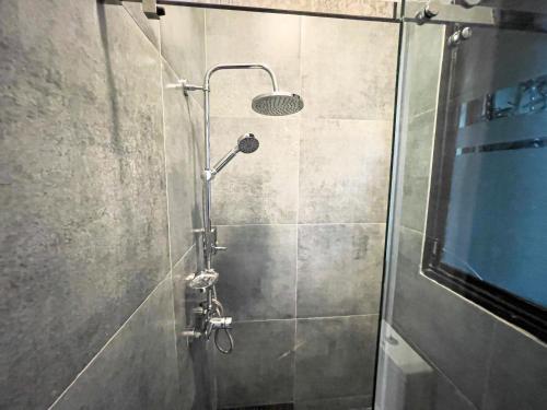 a shower with a glass door in a bathroom at Hotelito Bonito Eli & Edw in Santo Domingo