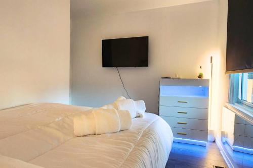 Posteľ alebo postele v izbe v ubytovaní Entire luxury home with hot tub, free EV station, Bell Fibe WiFi, Playstation 5, Fire Pit & BBQ