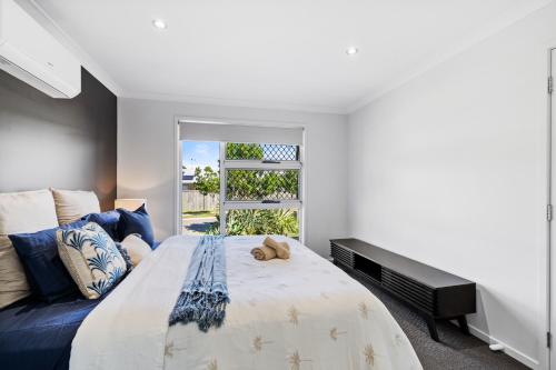 - une chambre dotée d'un grand lit avec un ours en peluche dans l'établissement Tranquil Retreat Brisbane North, à North Lakes
