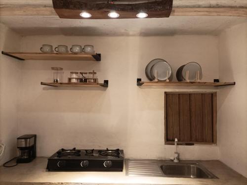 Dapur atau dapur kecil di Blue Beach Eco-Hotel by Sanfabini