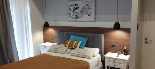 um quarto com uma cama e uma cabeceira em madeira em Homestays La Reinamora em San Salvador de Jujuy