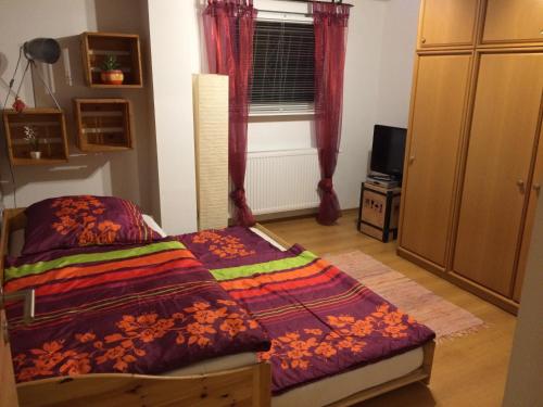 1 Schlafzimmer mit 2 Betten und einem Fenster in der Unterkunft Ferienwohnung Sandkaute in Hellstein