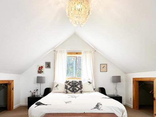 1 dormitorio con cama y lámpara de araña en Serene Retreat on a Stream en Phoenicia