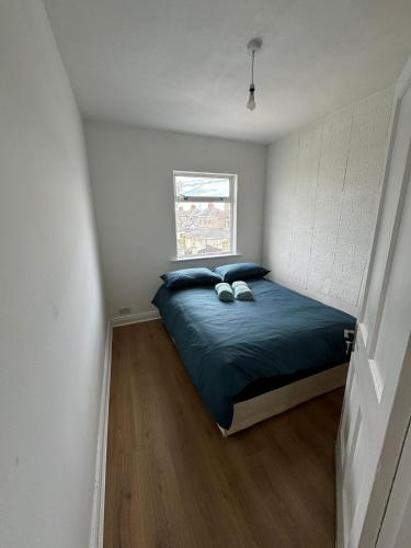 una camera da letto con un letto con due cuscini e una finestra di Nice Double Room at 2 Iveragh Rd-8 a Dublino
