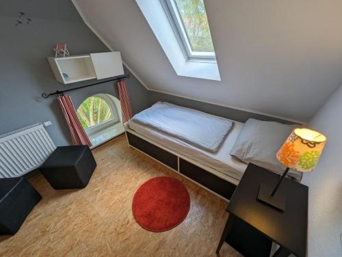 ein kleines Schlafzimmer mit einem Bett und einem Fenster in der Unterkunft Dat Fischerhus - Horumersiel in Wangerland