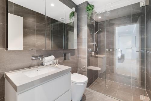 een badkamer met een wastafel, een toilet en een douche bij Chic 2-Bed by Natural Trails with Pool & BBQ in Melbourne