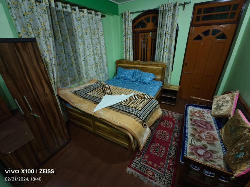 um quarto com uma cama, uma cómoda e uma porta em Kharga Homestay em Darjeeling
