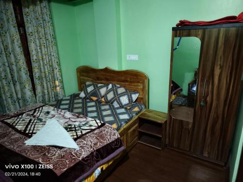 Cama ou camas em um quarto em Kharga Homestay