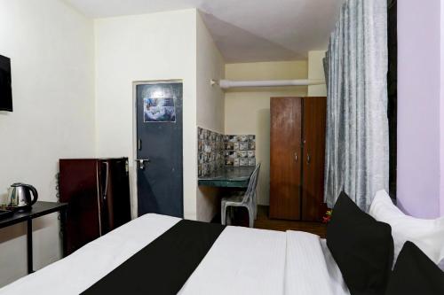 Cama ou camas em um quarto em OYO Hotel Malviya Nagar Inn