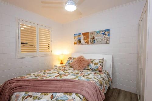 a bedroom with a bed and a window at Puppies&Pancakes at Innes Park Opp Park&Beach Dogs welcome inside in Pemberton
