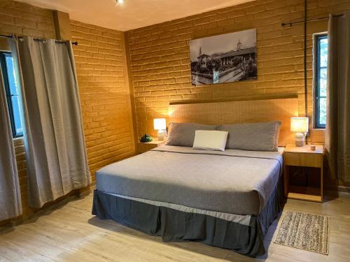 um quarto com uma cama e uma parede de madeira em Casa Patio 5 em San Sebastián del Oeste