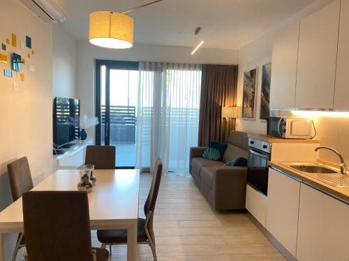 Kuchyň nebo kuchyňský kout v ubytování Appartamento Note di Mare Fronte Spiaggia