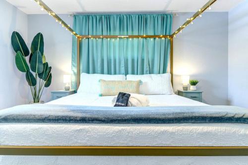 een slaapkamer met een groot bed met een gouden hoofdeinde bij Heated Pool, near Beach,USSSA, Patrick Space Force,FIT in Melbourne