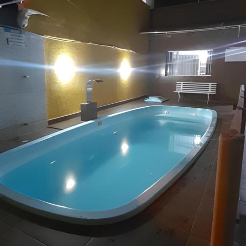 una grande vasca da bagno in una stanza con lavandino di Hostel Sorocabana Beach a Itanhaém