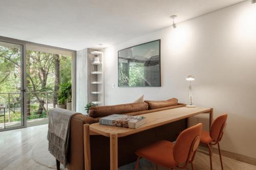 a living room with a couch and a table at Nido Parque Mexico in Mexico City