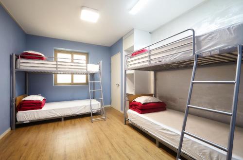 Llit o llits en una habitació de Red Guesthouse