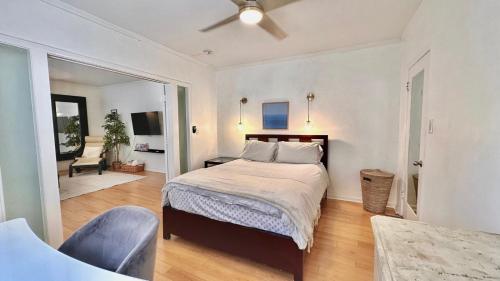um quarto com uma cama e uma cadeira em Echo Park Hills em Los Angeles
