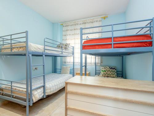 2 stapelbedden in een kamer met blauwe muren bij Casa Sant Pere Pescador, 3 dormitorios, 8 personas - ES-89-90 in Sant Pere Pescador