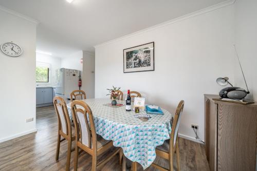 Kuchyň nebo kuchyňský kout v ubytování Emu Bay Holiday Homes