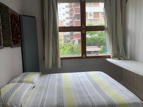 Un pat sau paturi într-o cameră la Lindo apto próximo ao Parcão