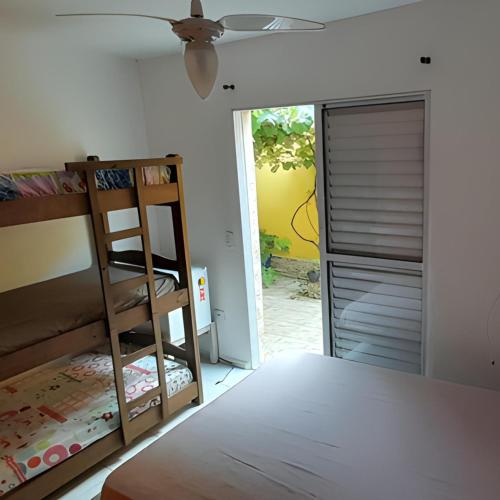 1 dormitorio con litera y ventilador de techo en Hostel Sorocabana Beach, en Itanhaém