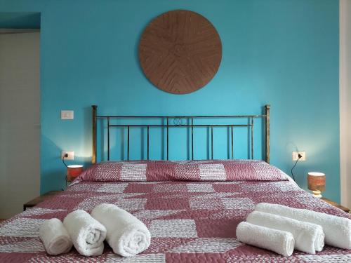 een slaapkamer met een bed met witte handdoeken bij The Pintadera of Sardinia Iun R6887 in Carbonia