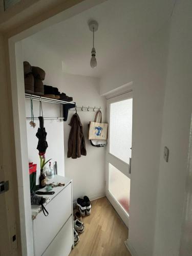 Zimmer mit einem Schrank und einer Tür mit Schuhen in der Unterkunft Waterstone in London