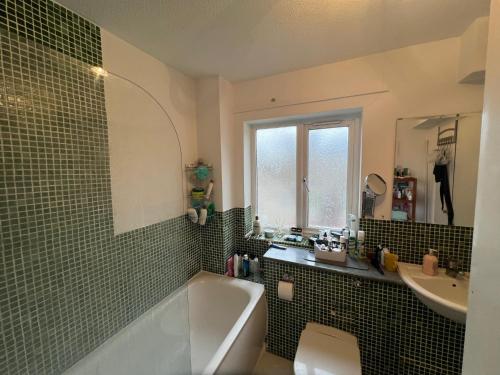 ein Badezimmer mit einer Badewanne, einem Waschbecken und einem WC in der Unterkunft Waterstone in London