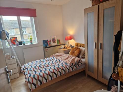 ein kleines Schlafzimmer mit einem Bett und einem Schreibtisch in der Unterkunft Waterstone in London