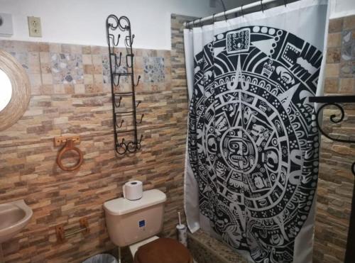 un bagno con una tenda da doccia bianca e nera di Corrales House a Tela