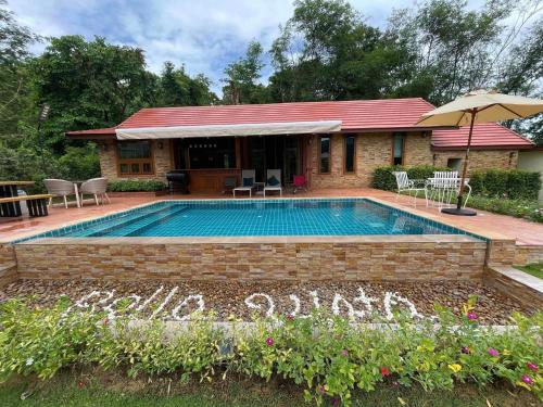 una piscina frente a una casa en Bella Vista Khao yai en Ban Muak Lek Nai