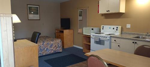 Dapur atau dapur kecil di Gold Pan Motel