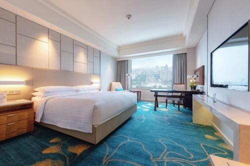 Postel nebo postele na pokoji v ubytování Renaissance Suzhou Hotel