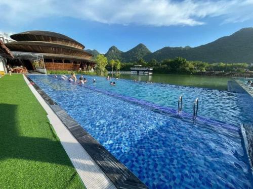 ein großer Pool mit Menschen im Wasser in der Unterkunft Vedana resort in Chi Phương