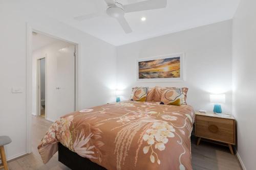 カウズにあるThe Seaside Havenのベッドルーム1室(ベッド1台付)、ナイトスタンド(ランプ2つ付)