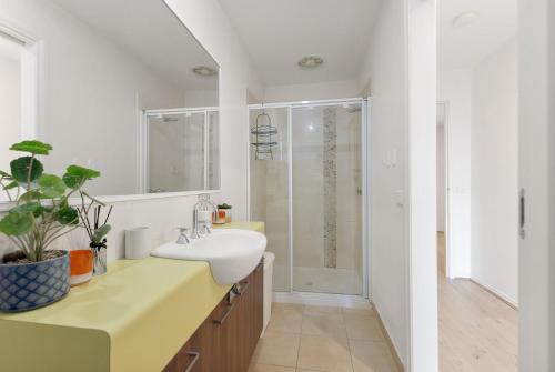 カウズにあるThe Seaside Havenの洗面台とシャワー付きのバスルーム