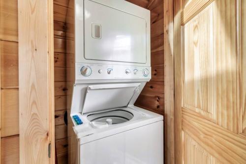 Deja View Serene Mountain Cabin for a Family Get-away with a Hot tub Sauna Fire pit that is Pet Friendly photo 55